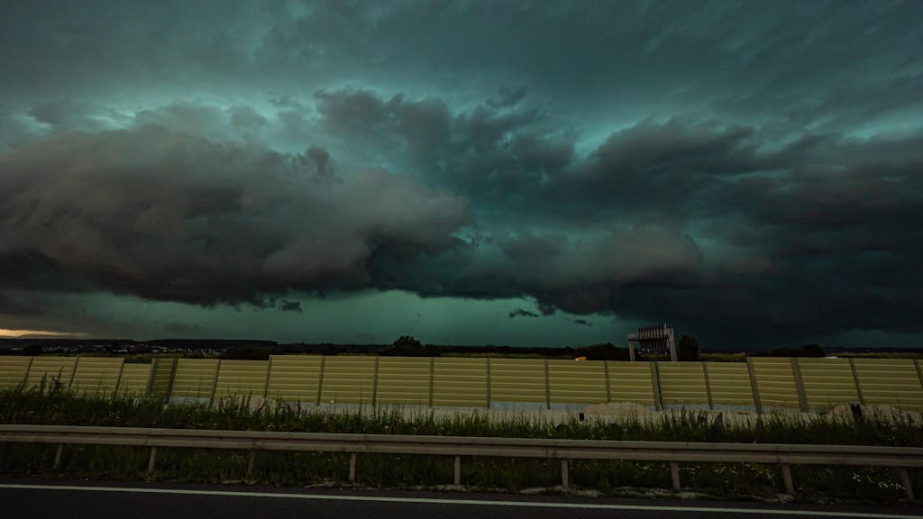 Ein massives Unwetter mit einer Shelf Cloud zieht über die A8 bei Esslingen und Stuttgart auf.&nbsp;