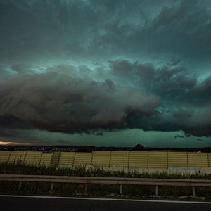 Ein massives Unwetter mit einer Shelf Cloud zieht über die A8 bei Esslingen und Stuttgart auf.