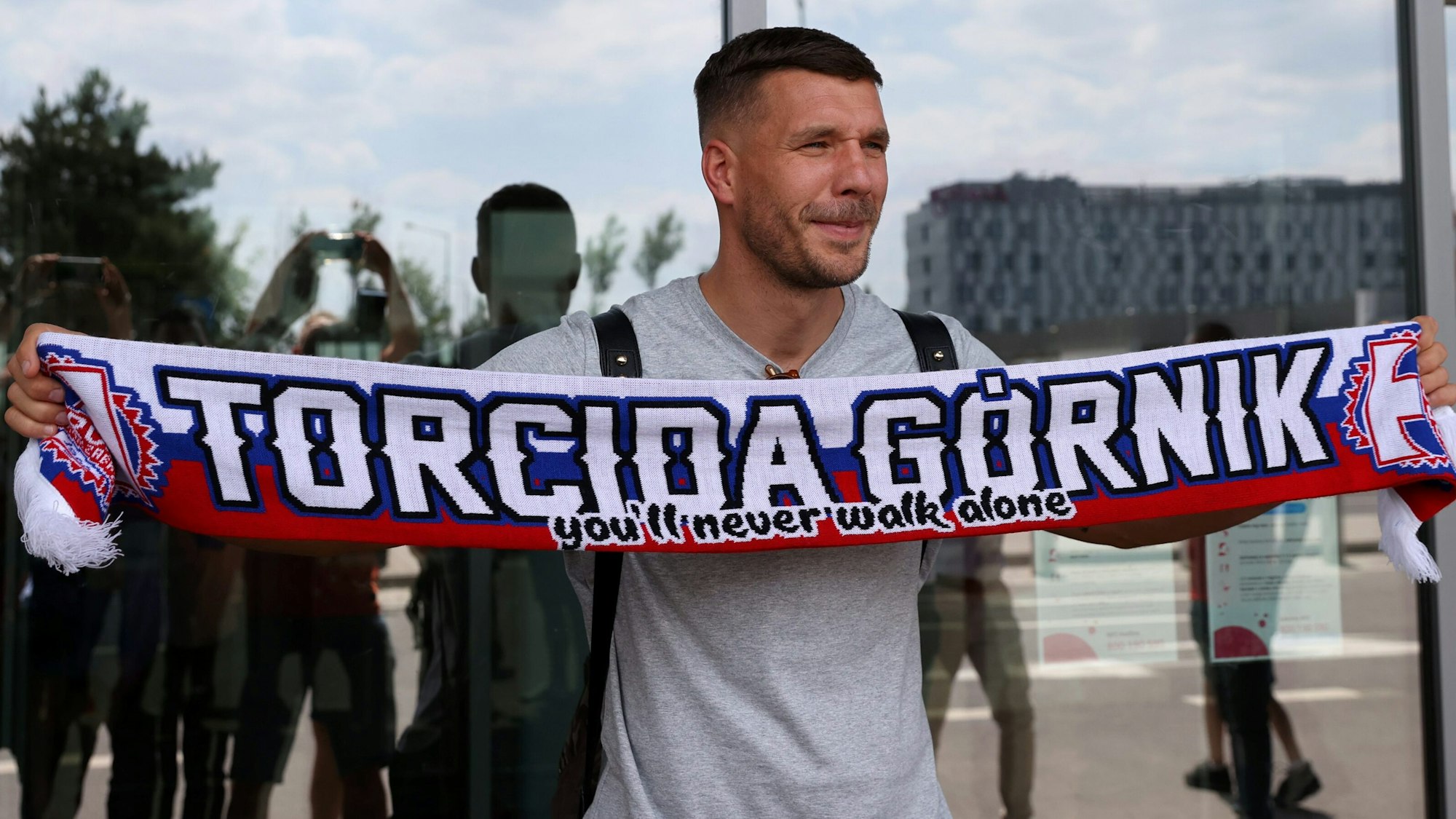 Lukas Podolski kommt auf dem Flughafen Kattowitz an.