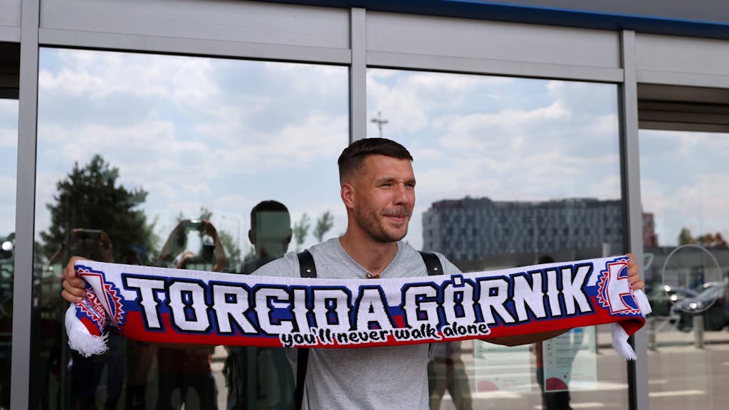 Lukas Podolski kommt auf dem Flughafen Kattowitz an.