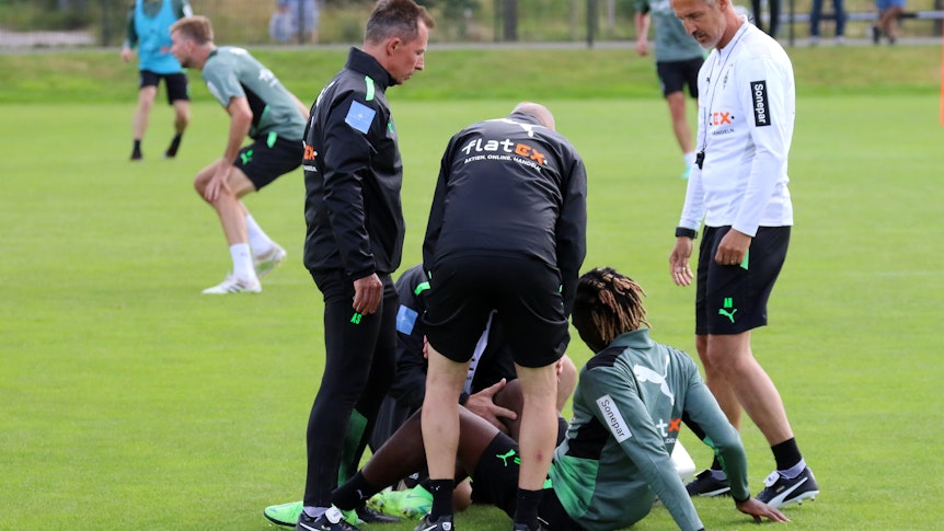Kouadio Koné hat sich am Dienstag im Training eine Knieverletzung zugezogen. Auf dem Foto wird er von den Physios behandelt. Trainer Adi Hütter schaut sorgenvoll dabei zu.