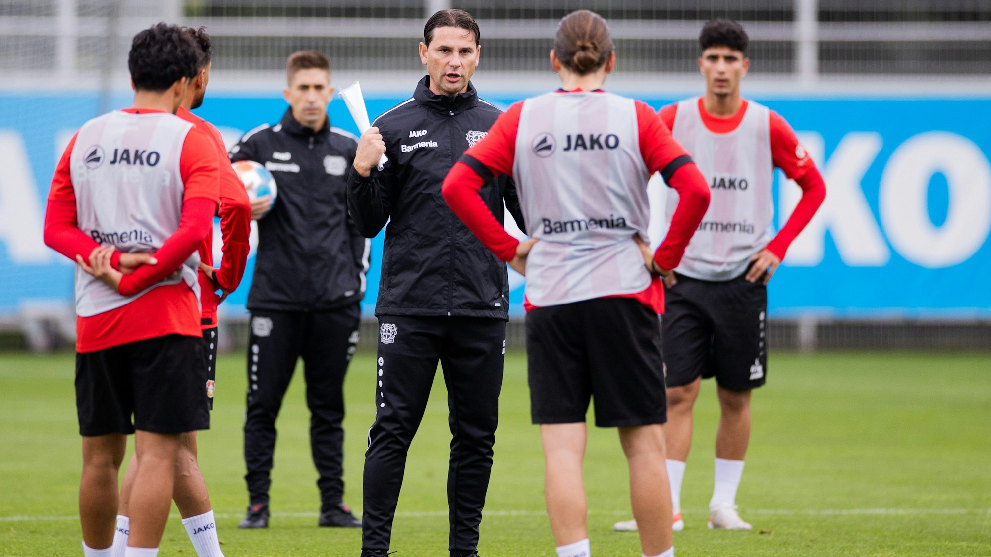 Trainingsauftakt von Bayer 04 Leverkusen auf dem Trainingsgelände an der BayArena: Der neue Trainer Gerardo Seoane im Gespräch mit den Spielern.