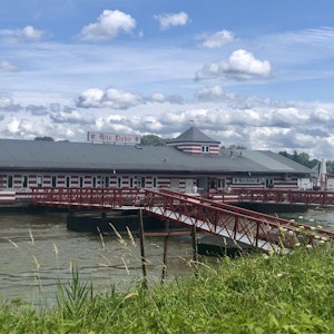 Das Bootshaus „Alte Liebe“ auf dem Rhein in Rodenkirchen.