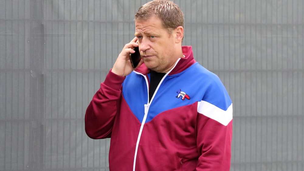 Gladbachs Sportdirektor Max Eberl beim Training der Fohlen im Borussia-Park, am 8. Juli 2021, beim Telefonieren.