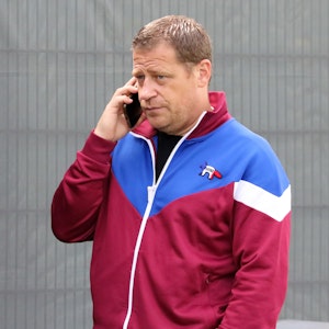 Gladbachs Sportdirektor Max Eberl beim Training der Fohlen im Borussia-Park, am 8. Juli 2021, beim Telefonieren.