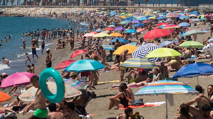 Menschen verbringen Zeit am Strand Malagueta an einem heißen Sommertag. In dem Land werden nun Höchsttemperaturen von über 40 Grad Celsius erwartet.