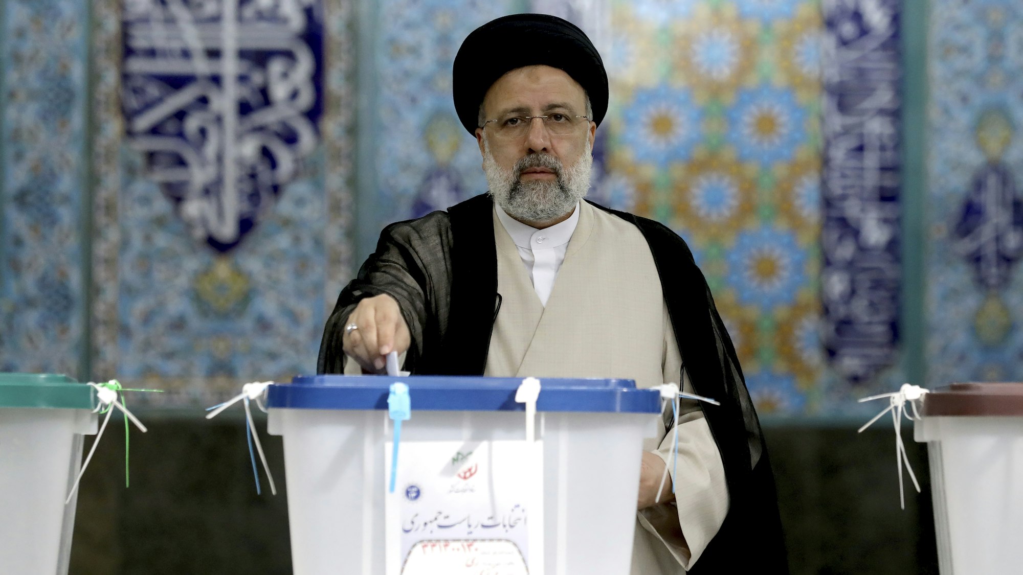 Ebrahim Raisi, Kandidat der Präsidentenwahl im Iran, bei der Stimmabgabe in einem Wahllokal am 18. Juni 2021.