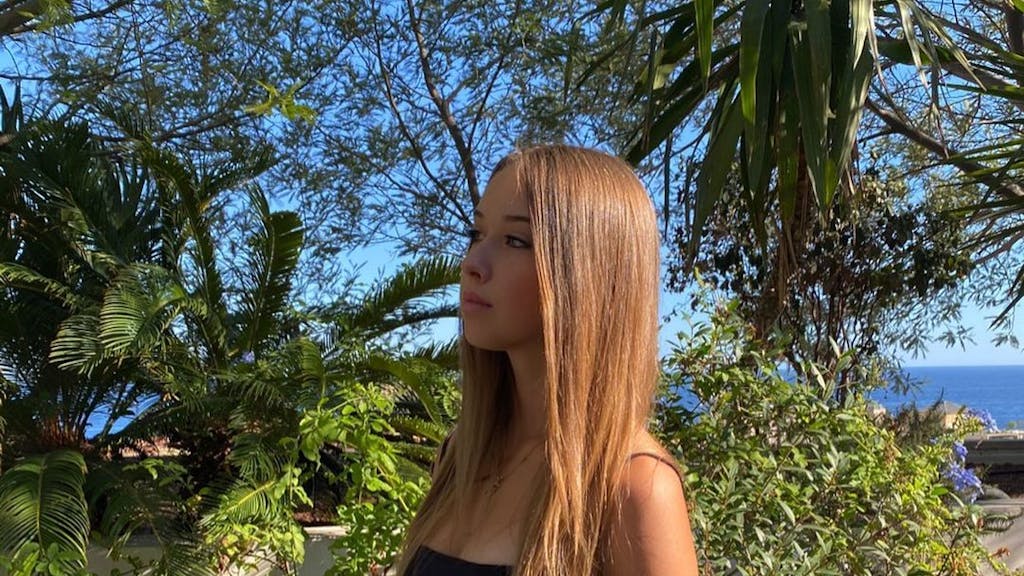 Shania Geiss steht auf einem Instagram-Foto aus dem Oktober 2020 im Grünen, hinter ihr ist das Meer zu sehen. Nach mehreren Tagen Abwesenheit hat sie sich am 25. Juni 2020 auf Instagram zurückgemeldet. <br>