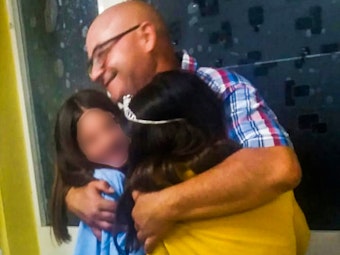 Das, Foto, das Fernando Porcuauf Facebook postete, zeigt ihn dabei, wie er seine beiden Töchter umarmt. Der Italiener aus Villamar rettete seine Tochter und zwei andere Mädchen vor dem Ertrinken und starb anschließend selbst.