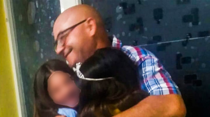 Das, Foto, das Fernando Porcu auf Facebook postete, zeigt ihn dabei, wie er seine beiden Töchter umarmt. Der Italiener aus Villamar rettete seine Tochter und zwei andere Mädchen vor dem Ertrinken und starb anschließend selbst.