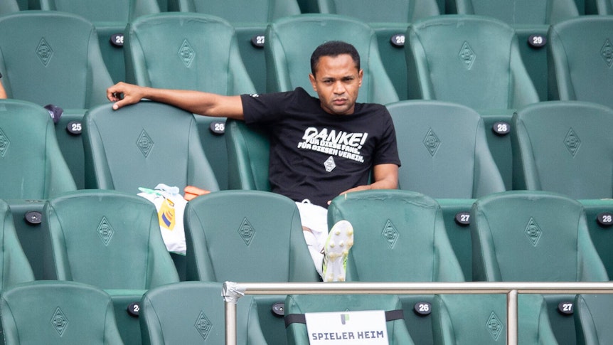 Raffael sitzt auf der Tribüne im Borussia-Park und trägt ein „Danke“-Borussiashirt.