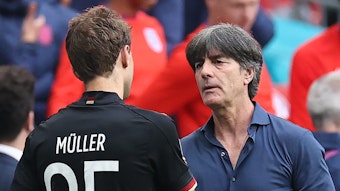 Joachim Löw und Thomas Müller umarmen sich nach dem Ende des Spiels gegen England.