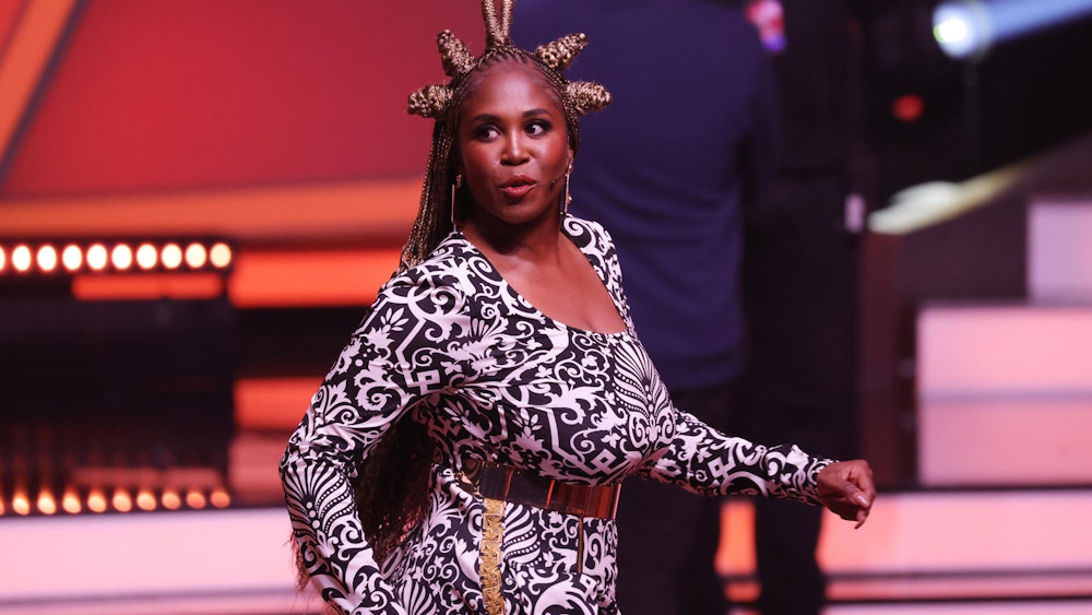 Jurymitglied Motsi Mabuse agiert am 15. Mai 2021 bei der RTL-Tanzshow "Let's Dance" auf der Bühne.