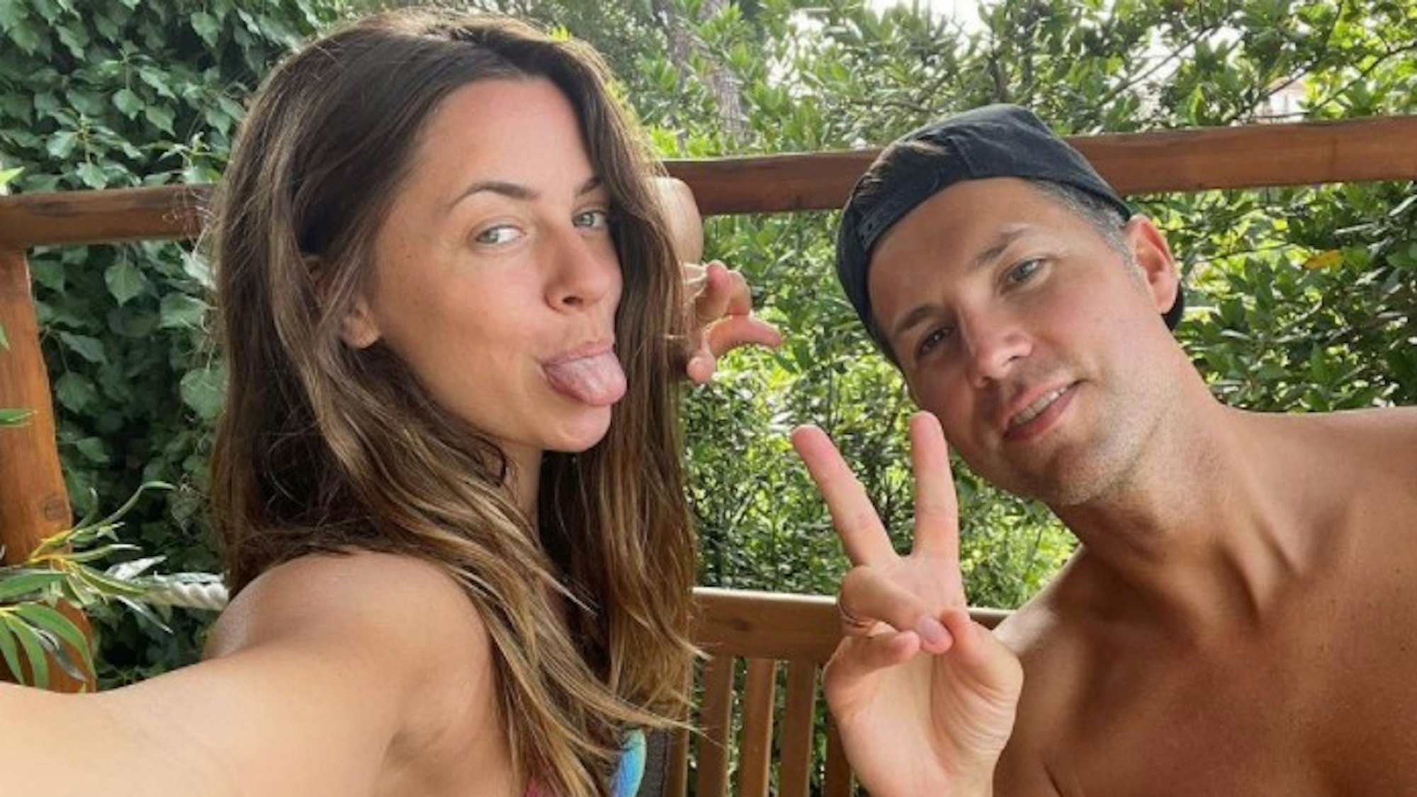 Vanessa Mai sitzt neben ihrem Ehemann, als sie ein Selfie postet, und streckt die Zunge heraus. Beide sind in Kroatien im Urlaub, Mai postete eine neckische Fotoserie bei Instagram.