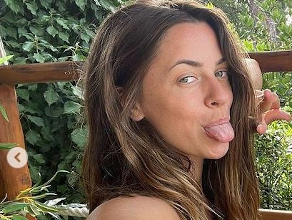 Vanessa Mai grüßt auf Instagram mit einem Selfie aus dem Kroatien-Urlaub, streckt dabei die Zunge heraus. Sie hat im Kroatien-Urlaub ein Kinderfoto von sich nachgestellt.