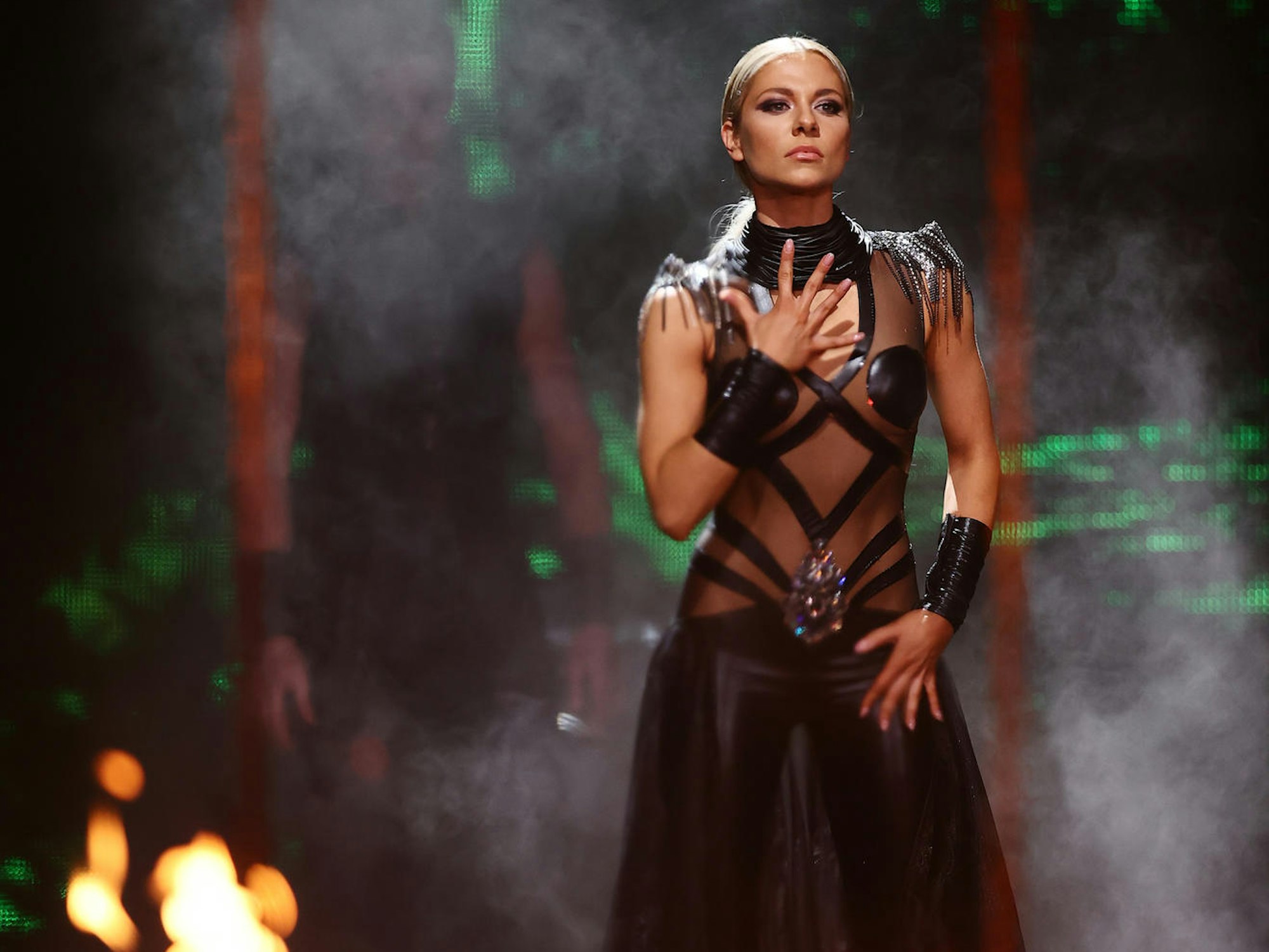 Schauspielerin Valentina Pahde steht bei der RTL-Tanzshow "Let's Dance" in einem schwarzen Kleid auf der Bühne und tanzt. Sie schaffte es bei der RTL-Tanzshow bis ins Finale.