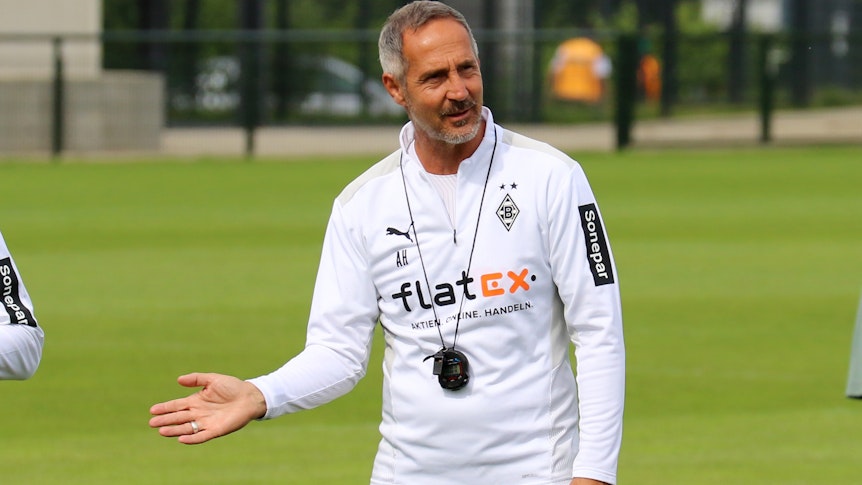 Gladbach-Trainer Adi Hütter erklärt im Training im Borussia-Park am 8. Juli 2021 seiner Mannschaft etwas.
