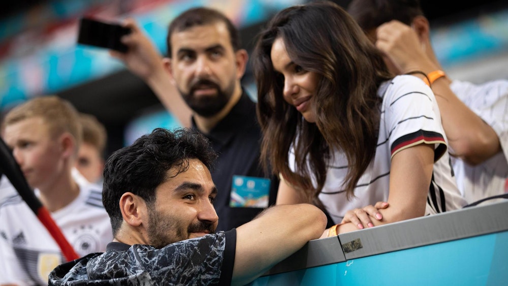 Ilkay Gündogan tauscht ein paar Zärtlichkeiten mit Sara Arfaoui nach dem Portugal-Spiel aus.