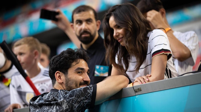 Ilkay Gündogan tauscht ein paar Zärtlichkeiten mit Sara Arfaoui nach dem Portugal-Spiel aus.