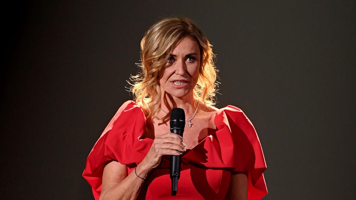 Unternehmerin Dagmar Wöhrl spricht bei der TV-Spendengala "Ein Herz für Kinder" auf der Bühne.