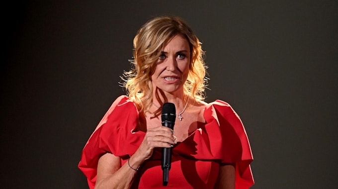 Unternehmerin Dagmar Wöhrl spricht bei der TV-Spendengala "Ein Herz für Kinder" auf der Bühne.
