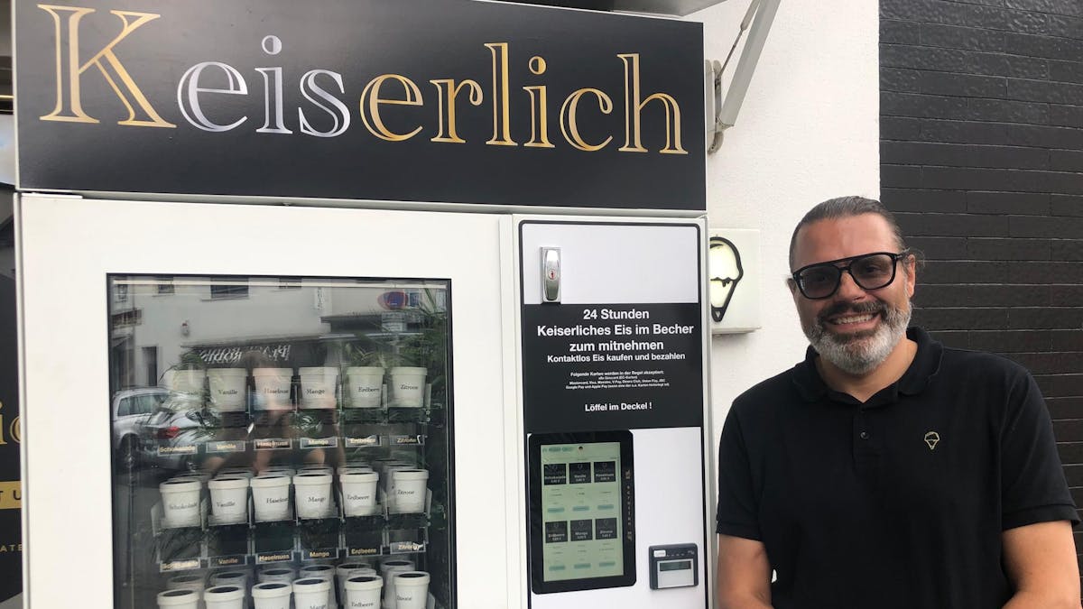 Der Kölner Eisdielen-Betreiber Rainer Winter stellt seinen Eisautomaten vor.&nbsp;