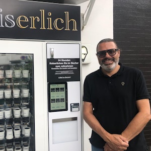 Der Kölner Eisdielen-Betreiber Rainer Winter stellt seinen Eisautomaten vor.