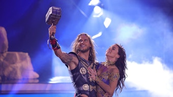 Rúrik Gíslason tanzt im Kostüm des hammerschwingenden Donnergotts Thor mit seiner Tanzpartnerin Renata Lusin bei der RTL-Tanzshow "Let's Dance".