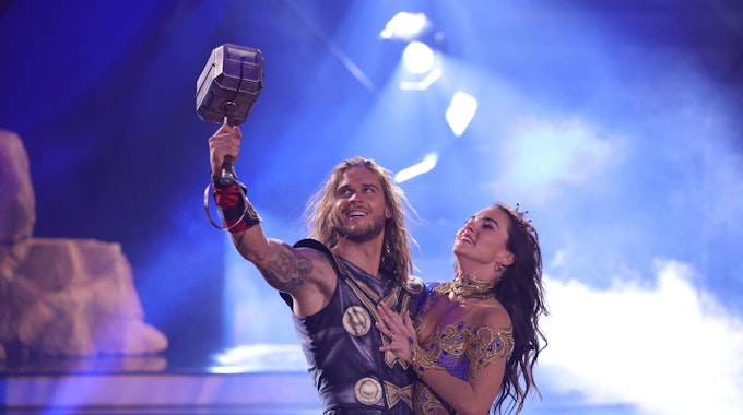 Rúrik Gíslason tanzt im Kostüm des hammerschwingenden Donnergotts Thor mit seiner Tanzpartnerin Renata Lusin bei der RTL-Tanzshow "Let's Dance".