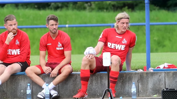 Sebastiaan Bornauw sitzt beim Testspiel des 1. FC Köln gegen den MSV Duisburg draußen.