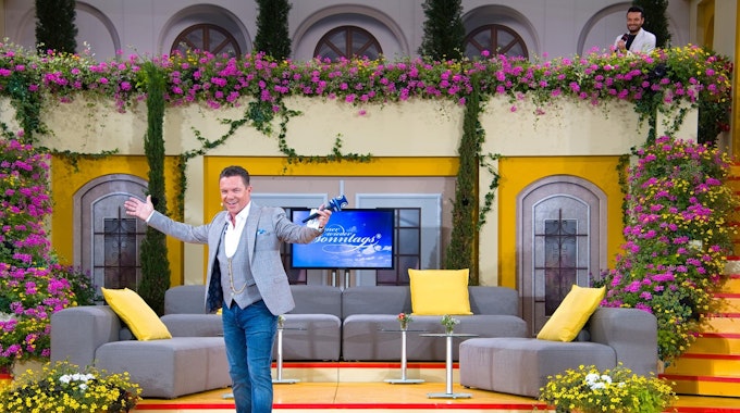 Das Foto zeigt die ARD-Fernsehsendung "Immer wieder Sonntags" mit Stefan Mross aus dem Europa-Park, der Moderator steht auf der Bühne und begrüßt das Publikum.