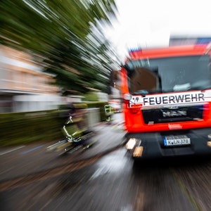 Ein Feuerwehrfahrzeug im Einsatz in Köln.