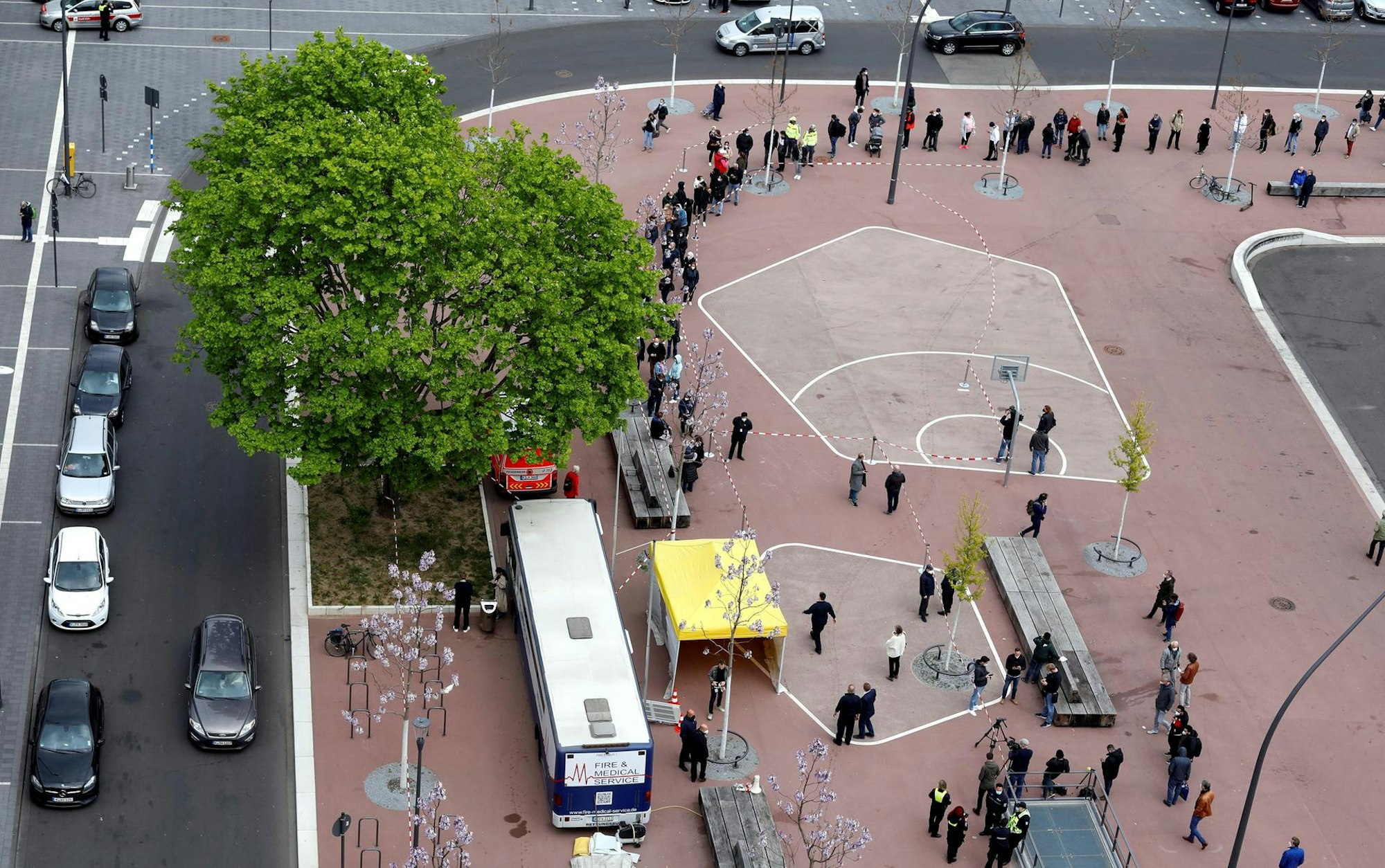 Der Impfbus steht in Köln-Chorweiler auf dem Liverpooler Platz. Der Andrang der Menschen im Bezirk ist groß.