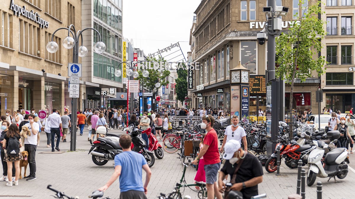 Menschen bewegen sich in der vollen Kölner Innenstadt. Aktuell soll die Kundschaft jedoch durch aggressive Drogenabhängige verschreckt sein.&nbsp;