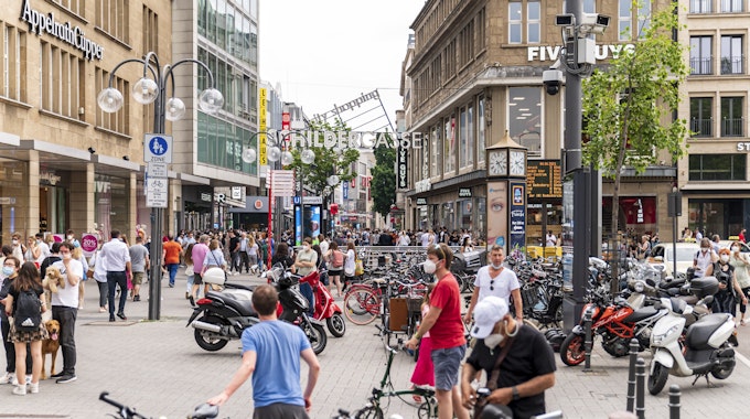 Menschen bewegen sich in der vollen Kölner Innenstadt. Aktuell soll die Kundschaft jedoch durch aggressive Drogenabhängige verschreckt sein.
