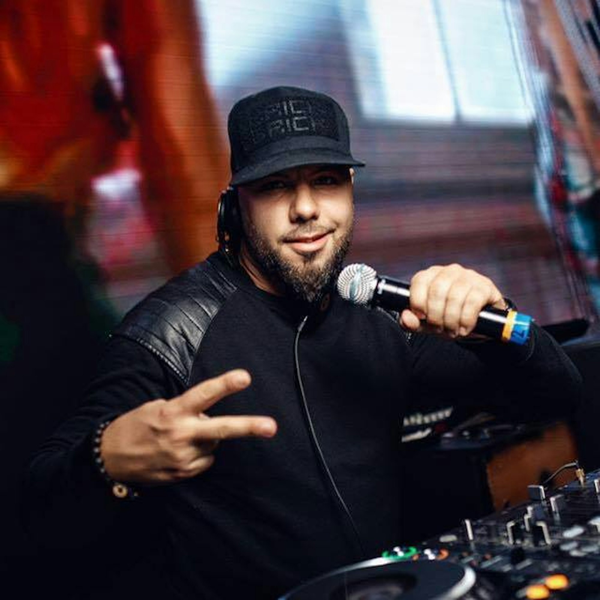 Der Kölner DJ Stutter, bürgerlich Deniz Köse, posiert 2018 in Köln. Er wurde am 6. Juli 2020 bei einer Polizeikontrolle in Köln von einem Beamten bedroht.