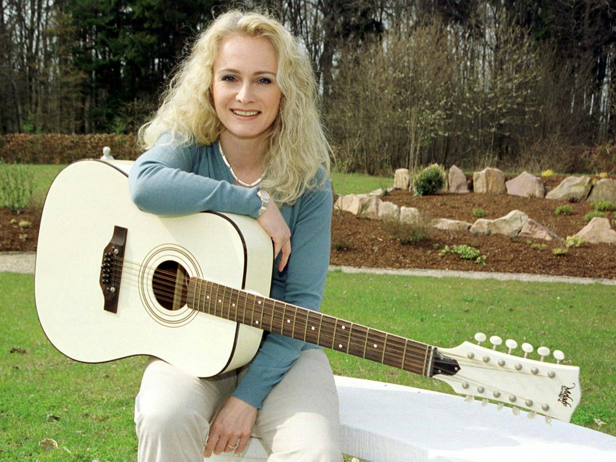 Die deutsche Grand Prix-Gewinnerin Nicole ("Ein bisschen Frieden", Archivfoto vom 09.04.2002) hält eine weiße Gitarre in ihrer Hand. Ein Gericht verbietet eine Schlager-CD mit Aufnahmen von Nicole und Costa Cordalis.