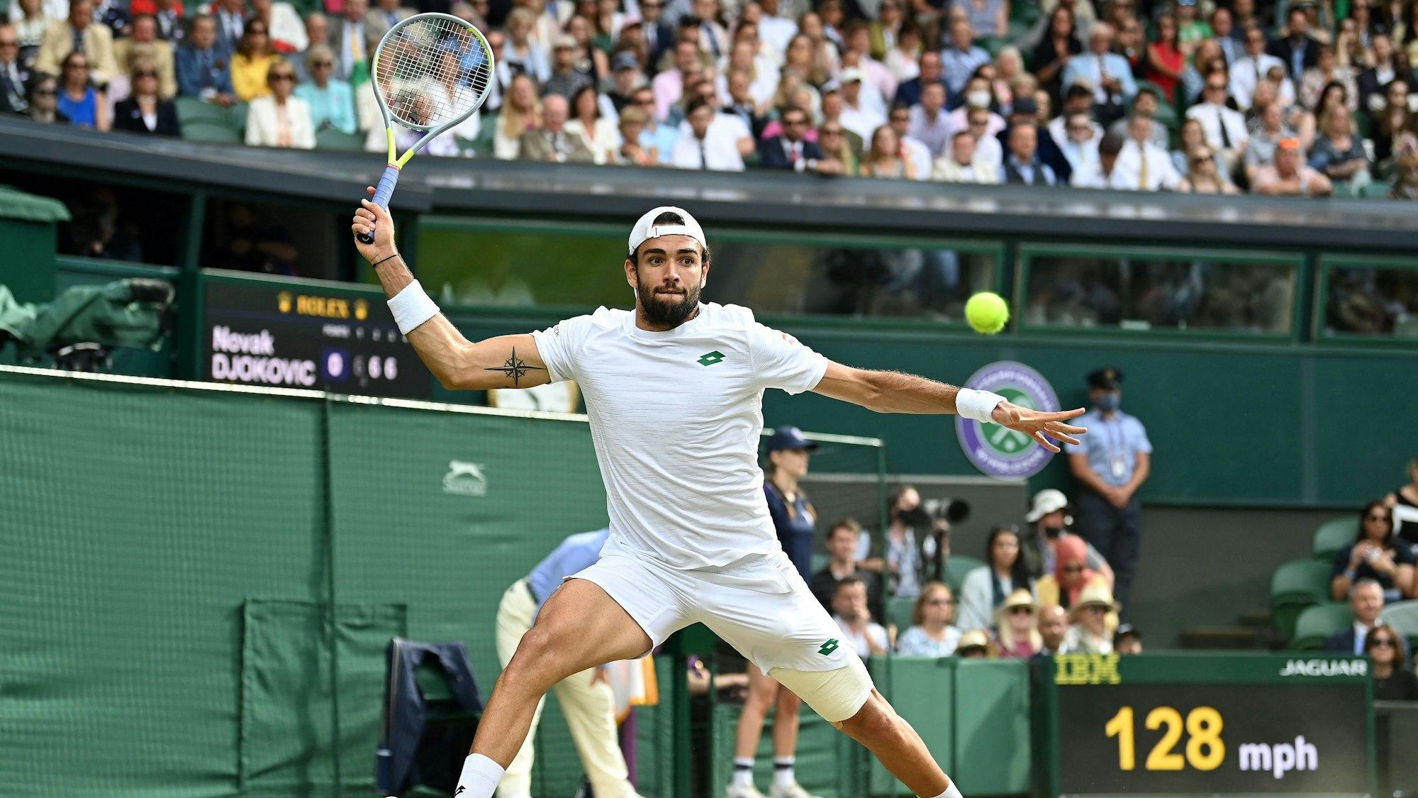 Matteo Berrettini schlägt im Wimbledon-Finale einen Ball zu Novak Djokovic.