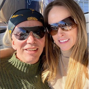 Die Goodbye Deutschland Auswanderer Alicia (l.) und Nickie King. Das Foto postetet sie am 26. Januar 2021 auf ihrer Instagram-Seite, beide umarmen sich darauf, tragen Sonnenbrille. Sie wanderten von Düsseldorf nach Cannes aus.