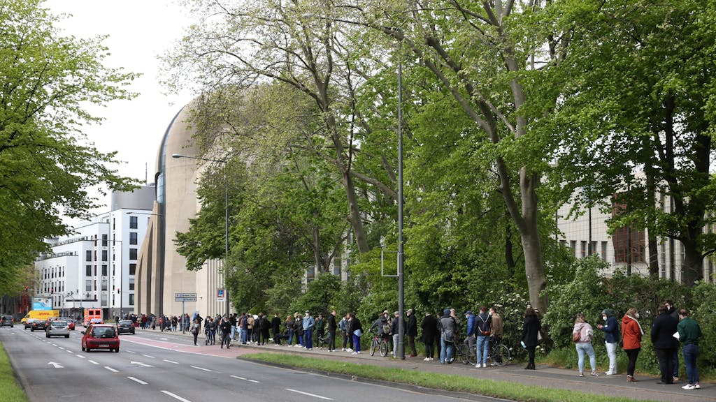 Lange Warteschlange in Köln vor der Zentralmoschee am 8. Mai 2021.&nbsp;