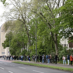 Lange Warteschlange in Köln vor der Zentralmoschee am 8. Mai 2021.