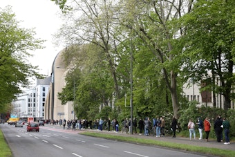 Lange Warteschlange in Köln vor der Zentralmoschee am 8. Mai 2021.