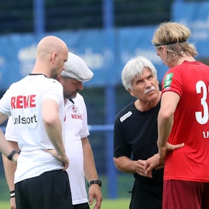 Sebastiaan Bornauw spricht mit den Betreuern des 1. FC Köln.