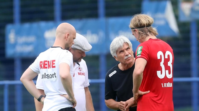 Sebastiaan Bornauw spricht mit den Betreuern des 1. FC Köln.
