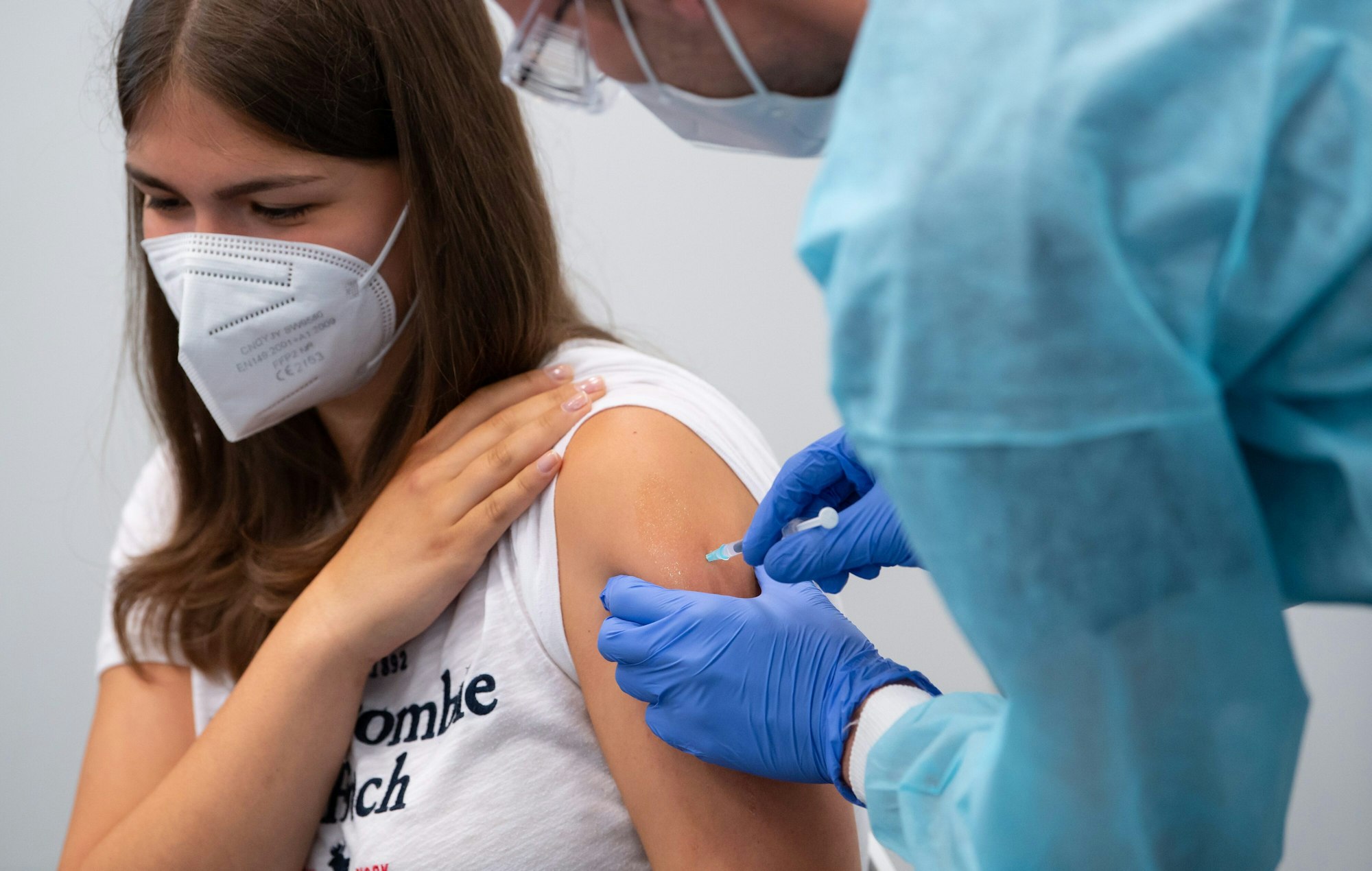 Eine Schülerin einer Abschlussklasse wird im Impfzentrum an der Messe München geimpft.