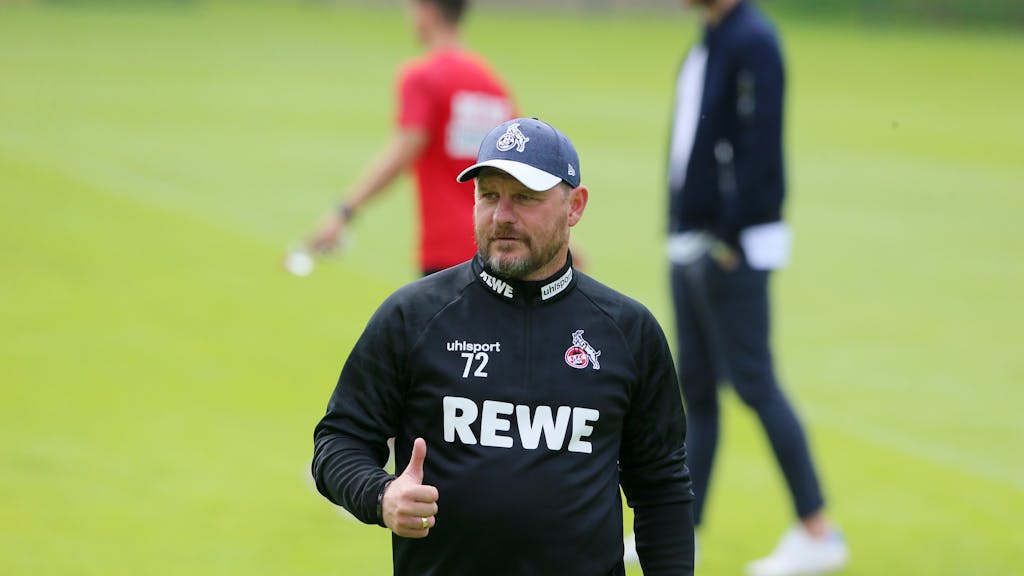 Steffen Baumgart steht beim 1. FC Köln auf dem Trainingsplatz.