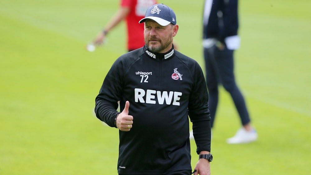 Steffen Baumgart steht beim 1. FC Köln auf dem Trainingsplatz.