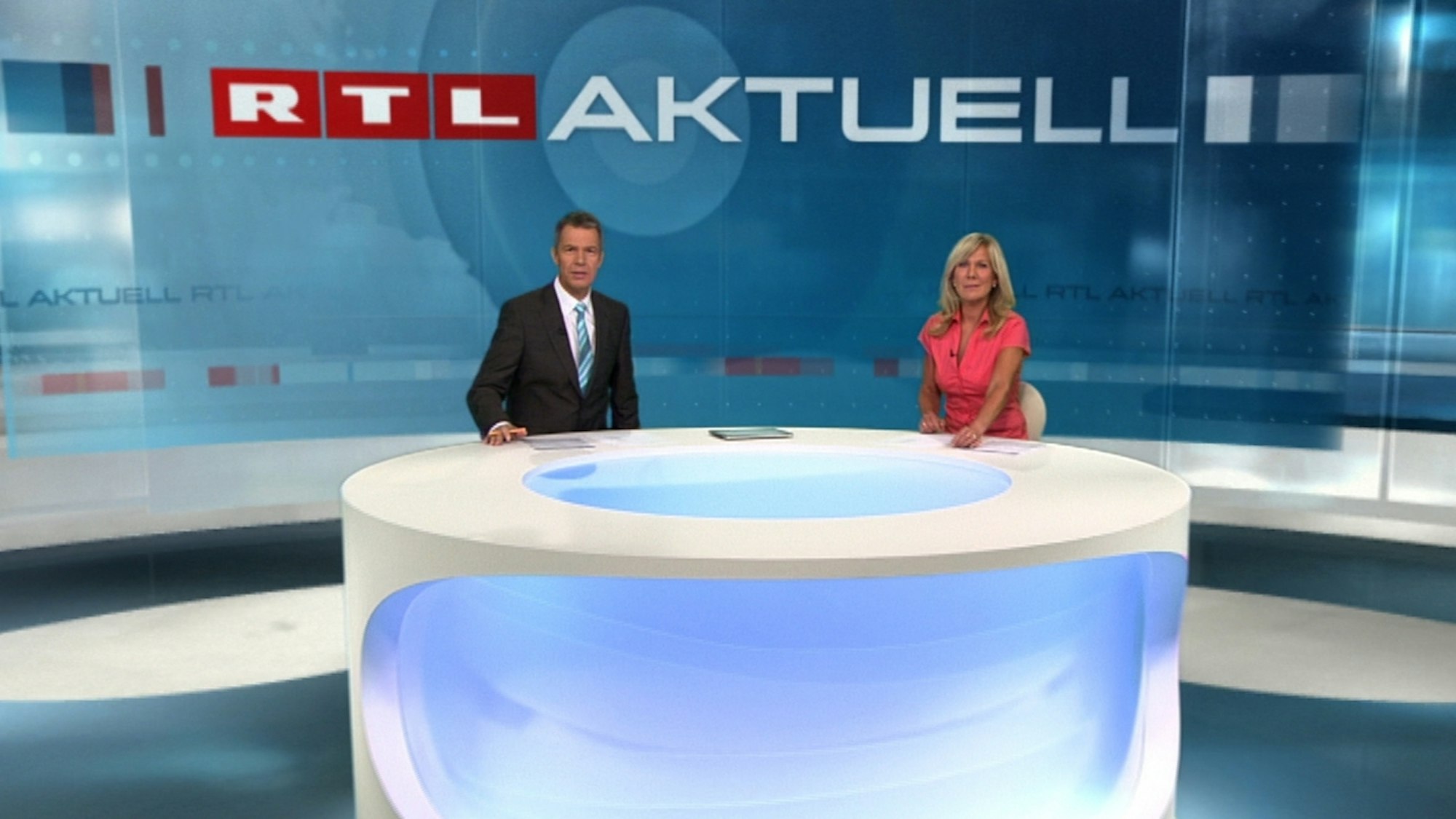 RTL-Chefredakteur Peter Kloeppel und Sportmoderatorin Ulrike von der Groeben moderieren „RTL Aktuell“ in Köln.