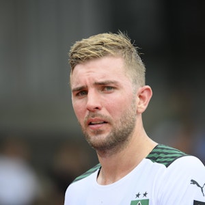 Gladbachs Christoph Kramer, hier beim Testspiel des VfL gegen Viktoria Köln am 10. Juli 2021, guckt skeptisch in die Kamera.