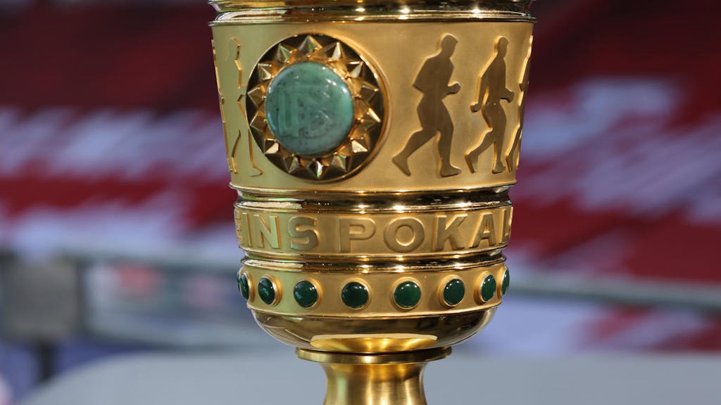 Der DFB-Pokal steht auf einem Ständer vor dem Spiel.